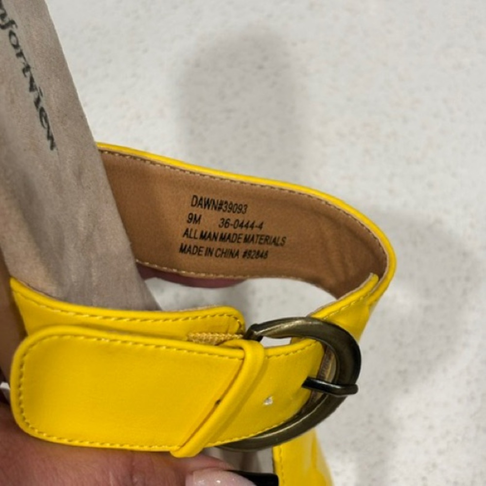 LIKE NEW Comfort View Dawn soft step yellow strappy sandals shoes - Picture 4 of 4
